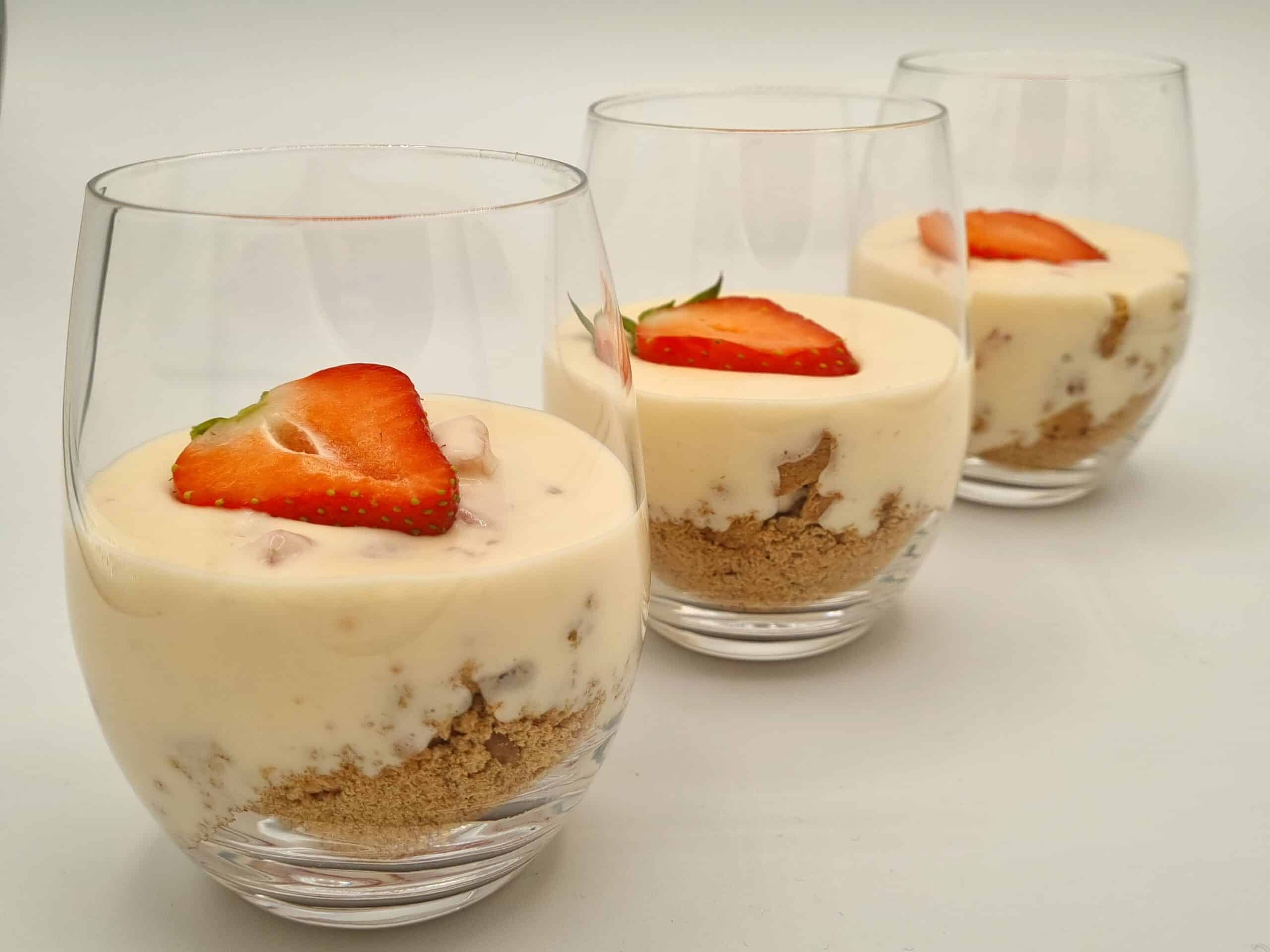 buttermilchcreme_mit_erdbeeren – Suti kocht